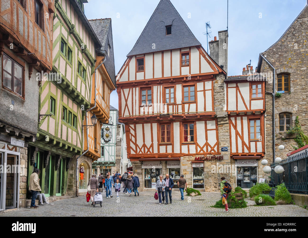 France, Bretagne, Morbihan, Vannes, Place Saint-Pierre, à pans de bois médiévaux et anciennes maisons de ville à côté de la cathédrale de Vannes Banque D'Images