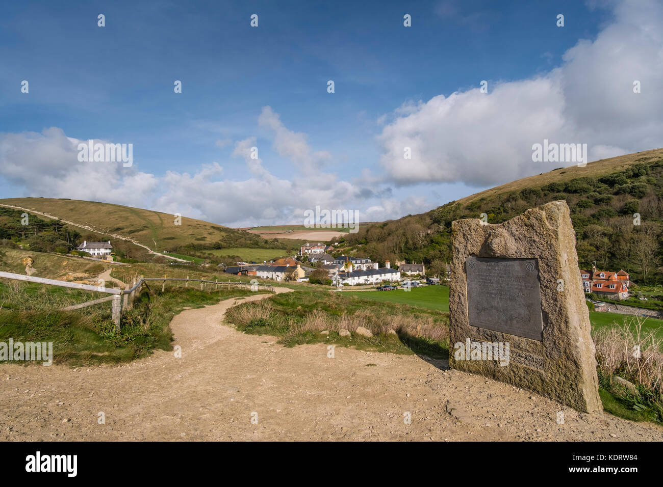 Un grand angle de vue à l'ouest de la vallée de Lulworth Cove Lulworth, prises à partir de l'escalier, près de l'orifice situé sur la côte jurassique, Dorset, England, UK Banque D'Images Un grand angle de vue à l'ouest de la vallée de Lulworth Cove Lulworth, prises à partir de l'escalier, près de l'orifice situé sur la côte jurassique, Dorset, England, UK Banque D'Images