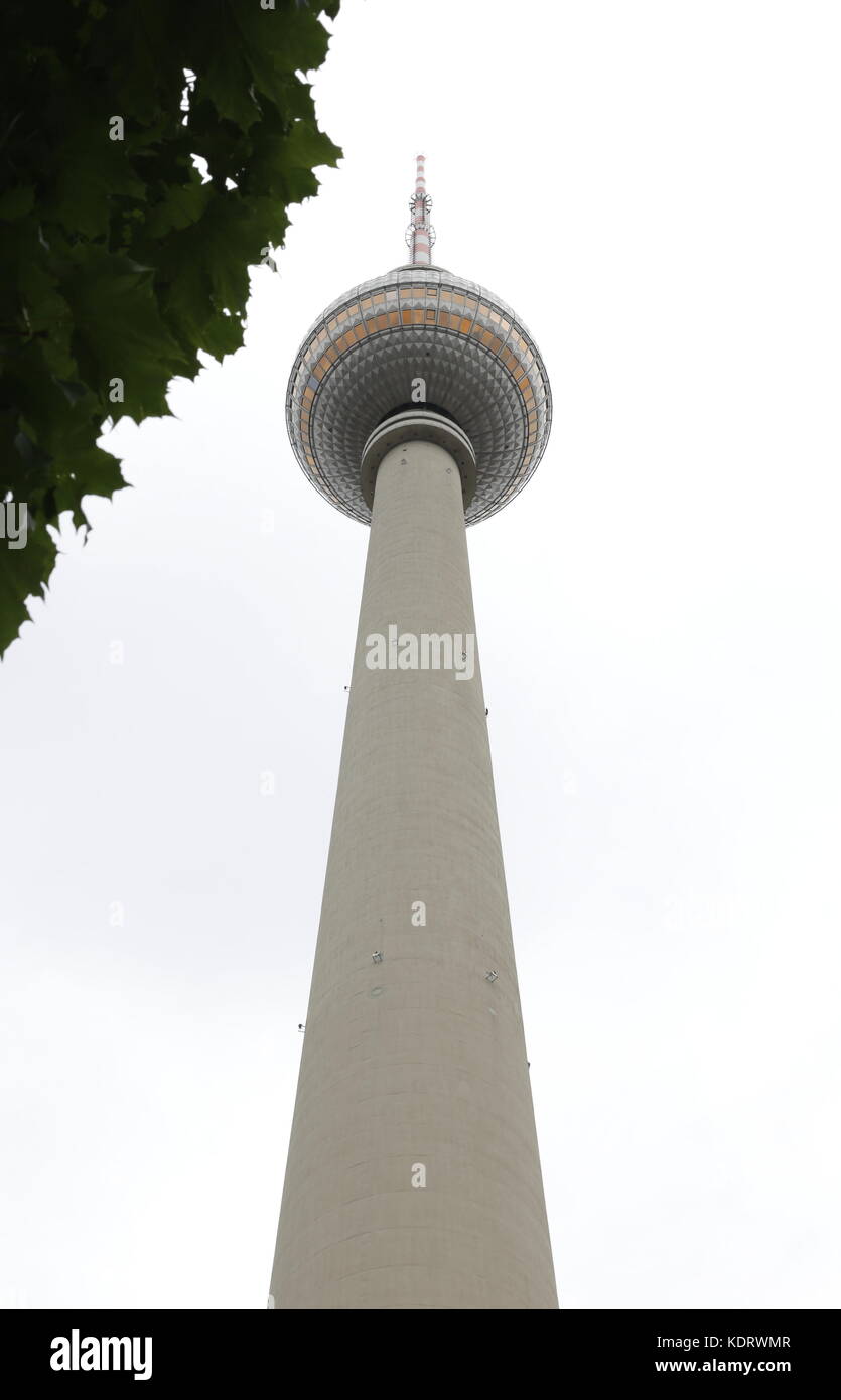 Fernsehturm (tour de télévision) du bas Berlin, Allemagne Banque D'Images