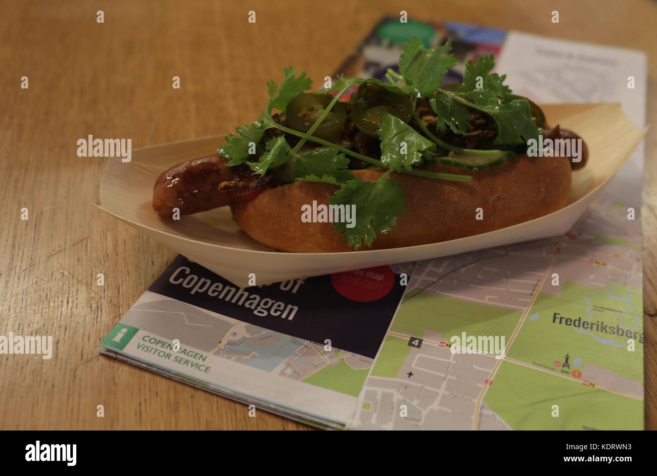 Le fameux hot dog danois avec une carte en dessous, Copenhague, Danemark Banque D'Images