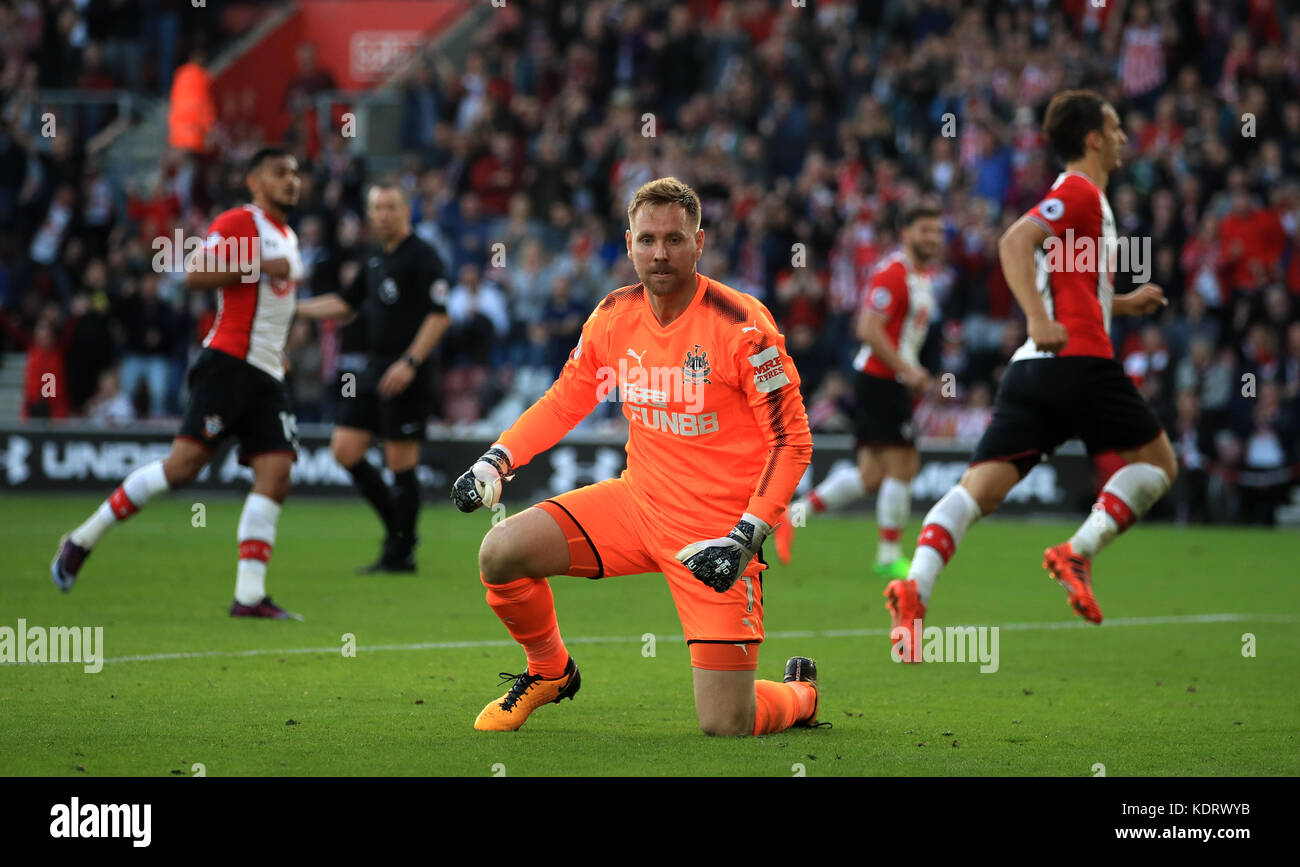 Le gardien de Newcastle United Rob Elliot est déçu après que Manolo Gabbiadini de Southampton ait marqué le deuxième but de son équipe depuis le point de penalty lors du match de premier League à St Mary's, Southampton. Banque D'Images