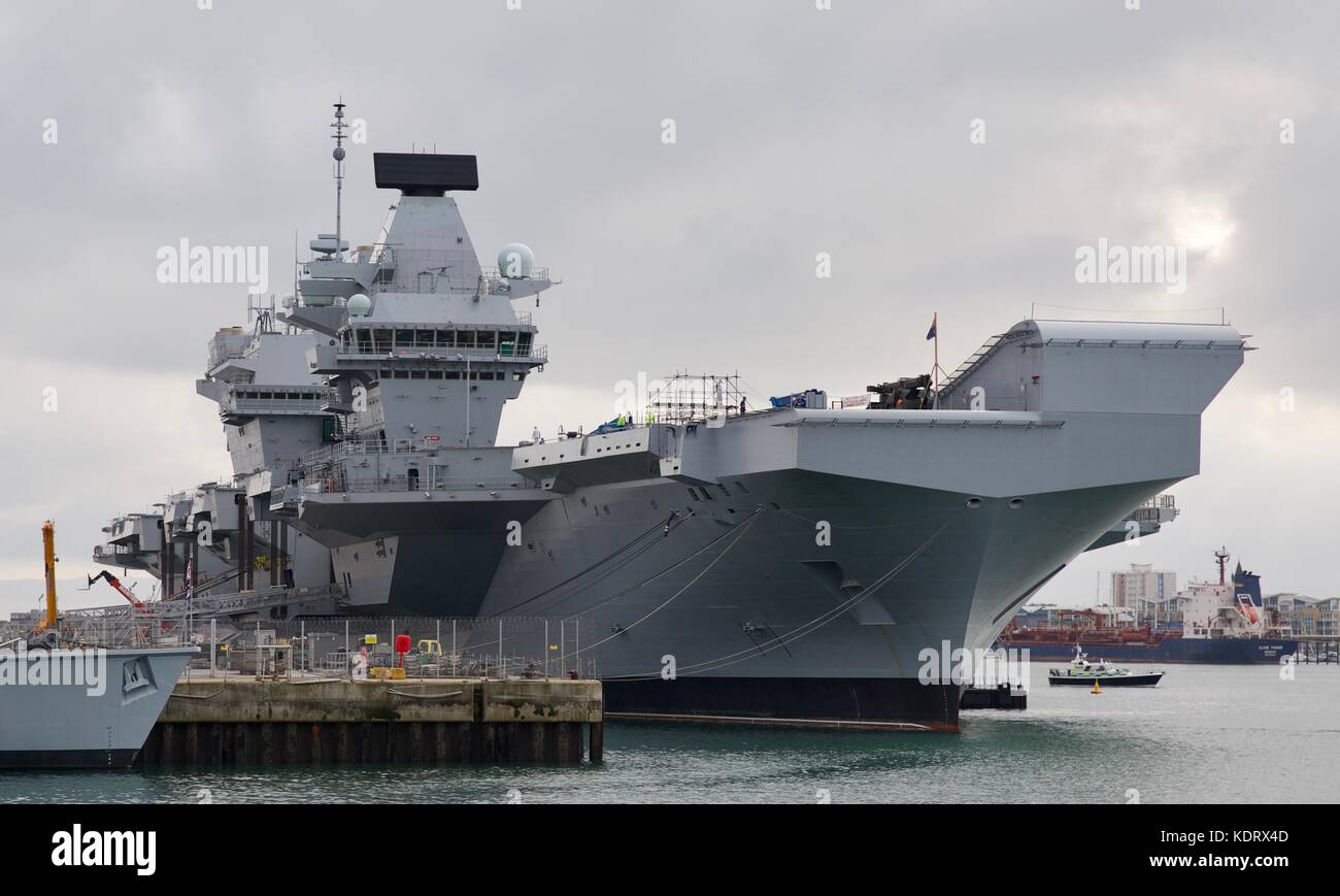 Le HMS Queen Elizabeth - porte-avions le plus avancé dans le navire de la  flotte de la Royal Navy à base navale de Portsmouth Photo Stock - Alamy