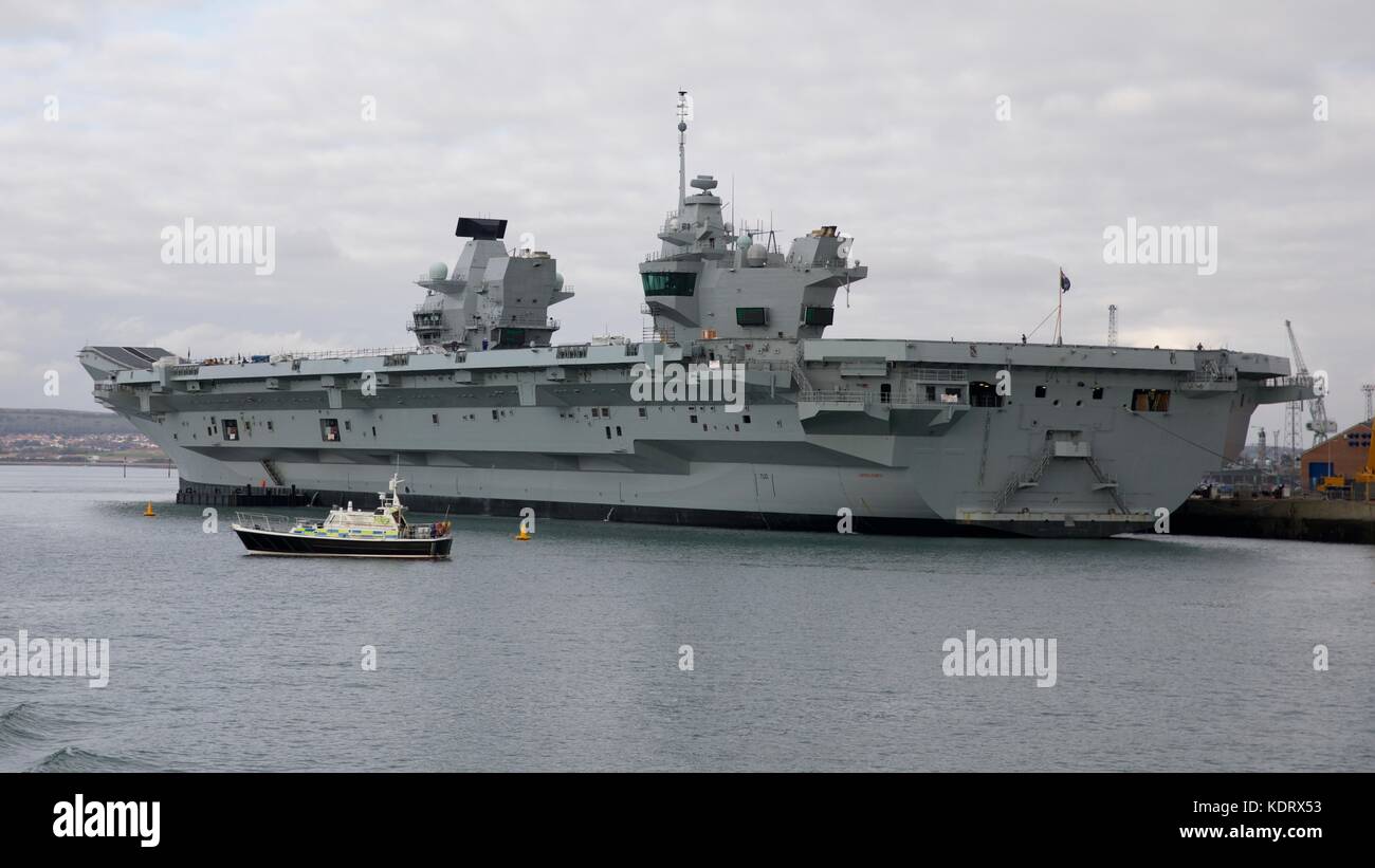 Le HMS Queen Elizabeth - porte-avions le plus avancé dans le navire de la flotte de la Royal Navy à base navale de Portsmouth Banque D'Images