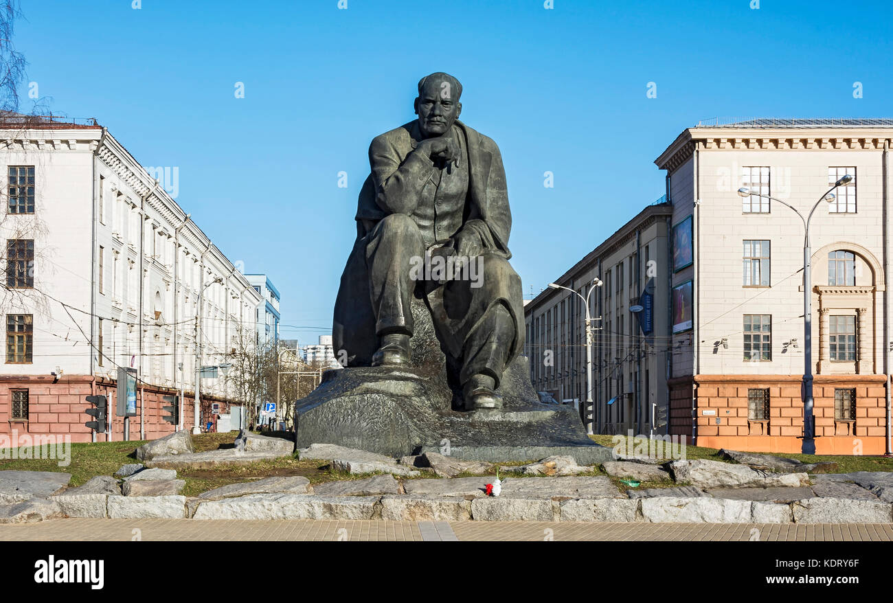 Biélorussie, Minsk - 27.03.2017 : monument à Yakoub Kolas sur la place du même nom Banque D'Images