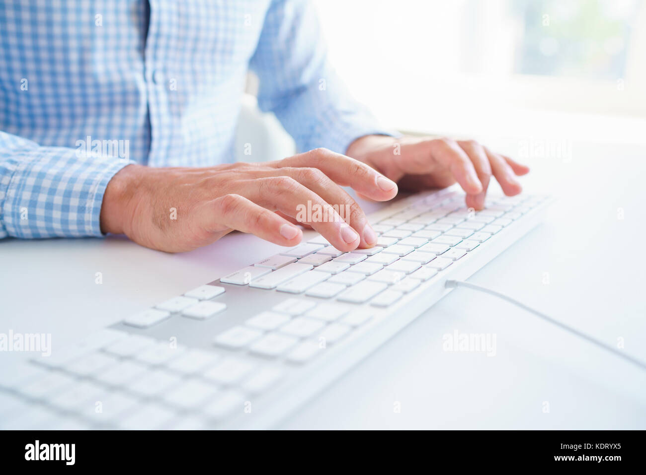 Les mains des hommes ou les hommes office worker typing sur le clavier Banque D'Images