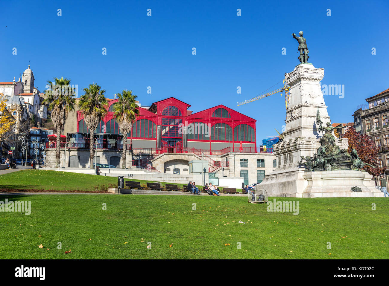 Infante D. Henrique (Prince Henry le navigateur) statue à Porto, au Portugal. Hard Club (anciennement marché Ferreira Borges) en arrière-plan Banque D'Images