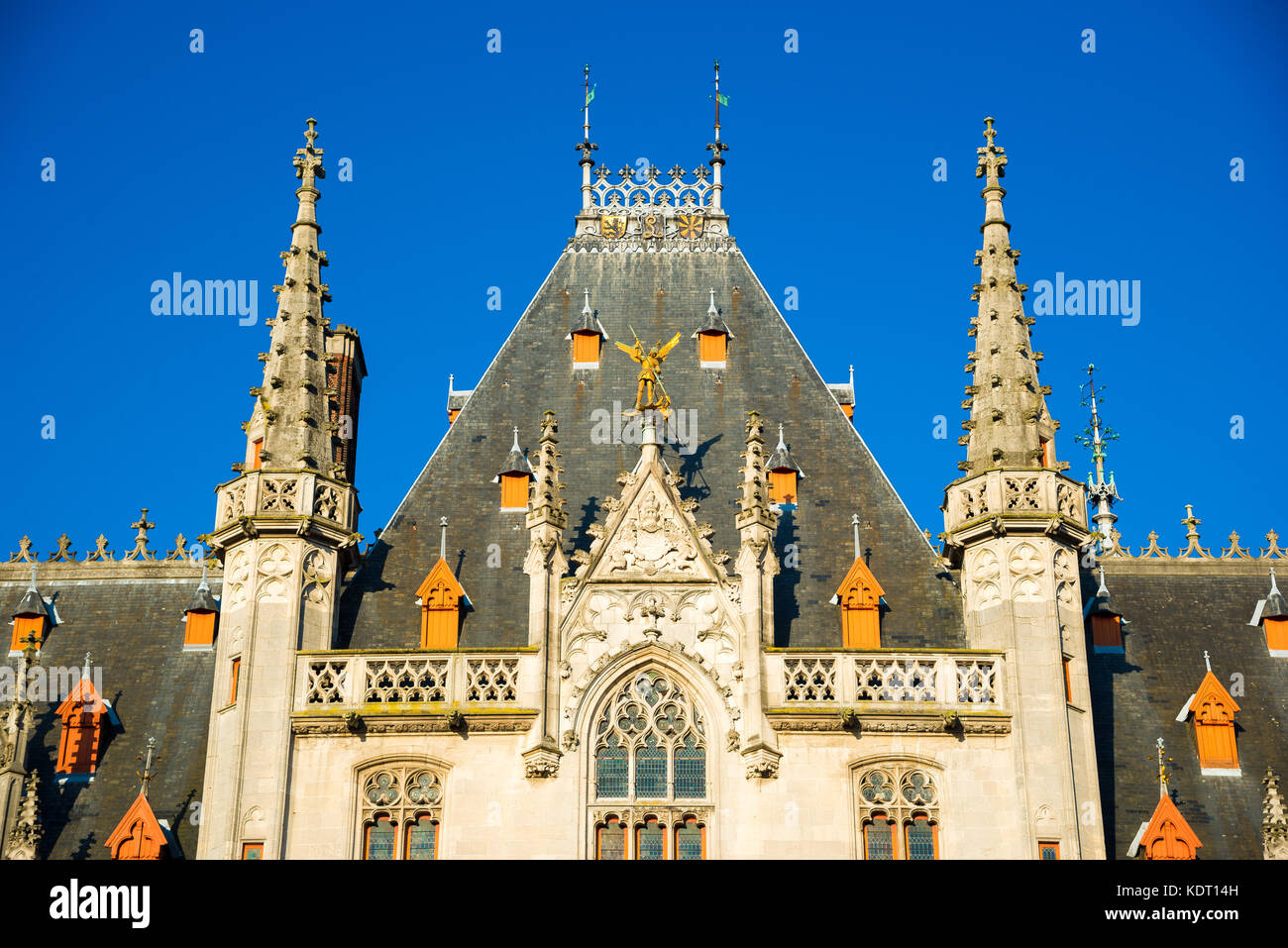 Construction d'neogothical province court - Provinciaal Hof, sur la place du marché de Bruges, Belgique Banque D'Images