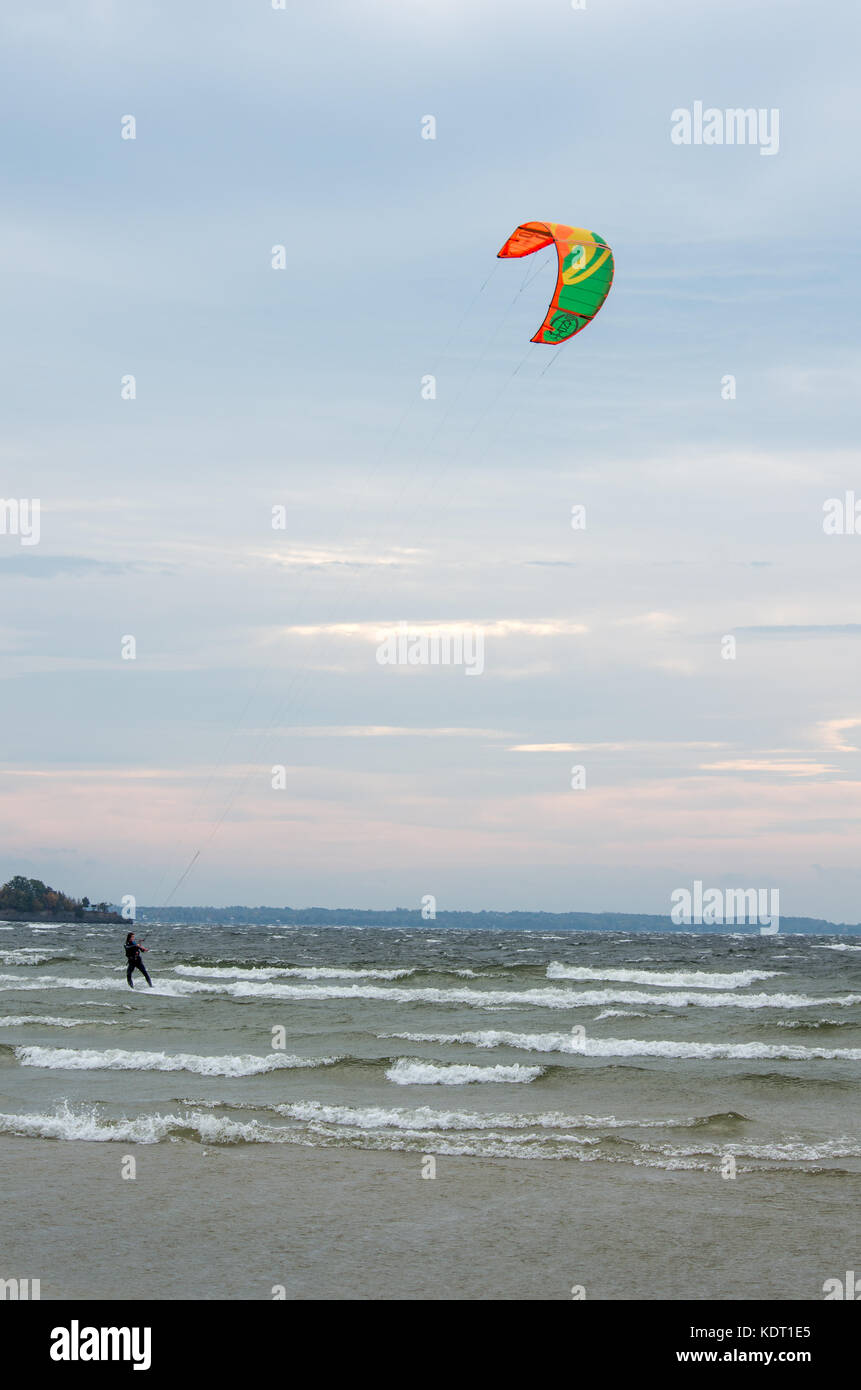 Le kite surf sur une baie Windy du Lac Champlain Banque D'Images