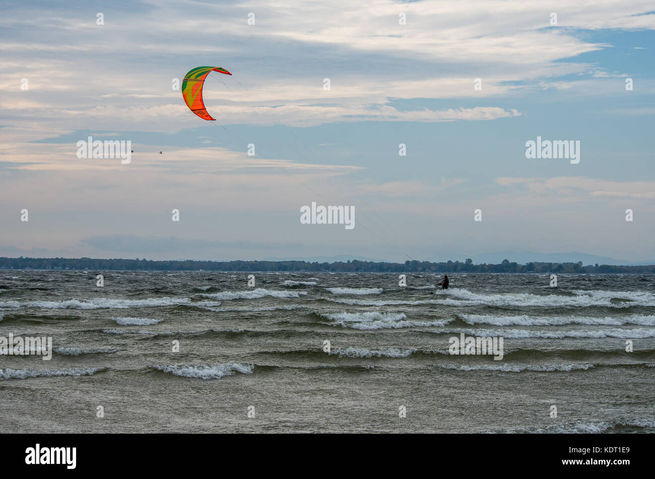 Le kite surf sur une baie Windy du Lac Champlain Banque D'Images