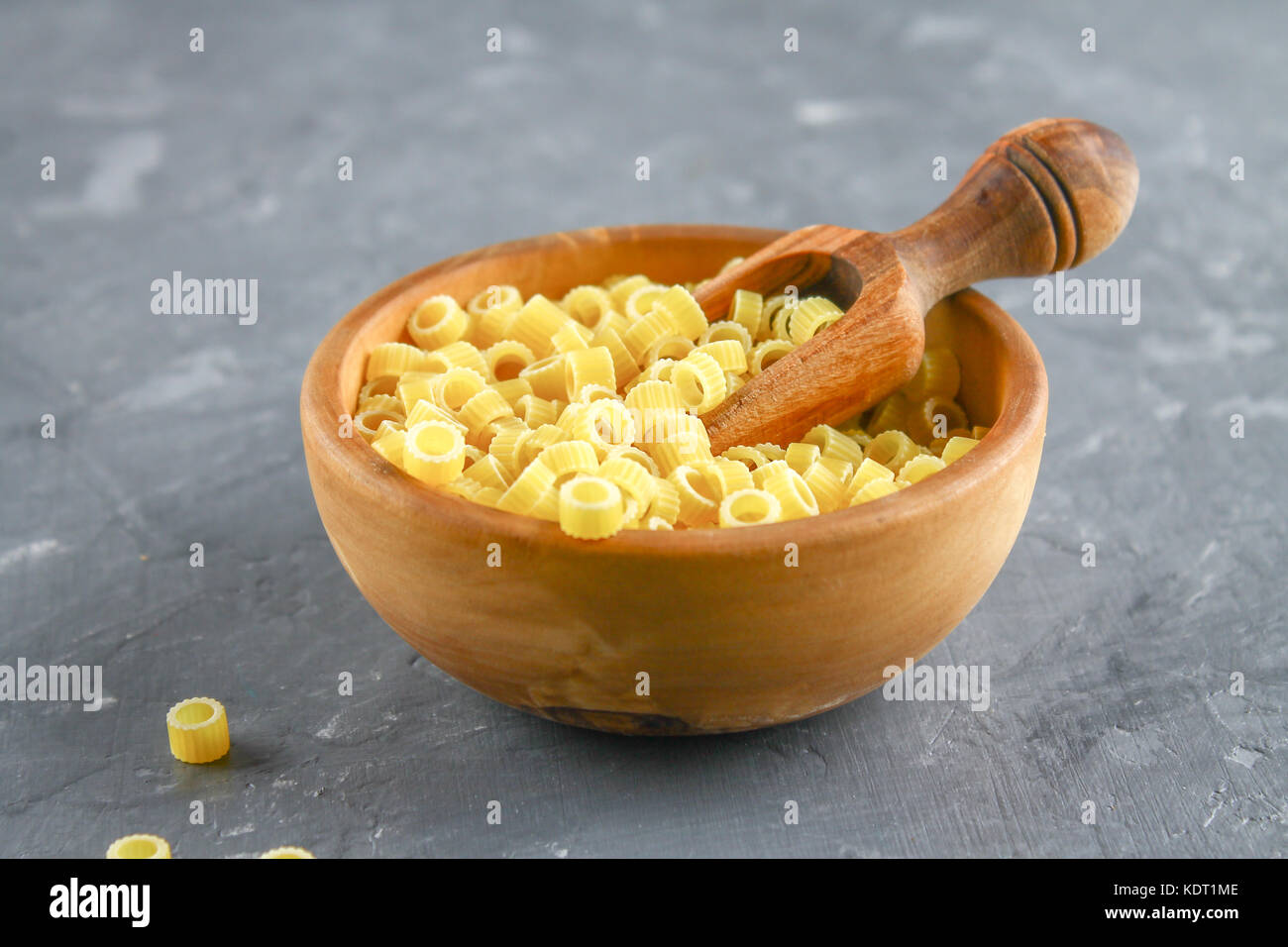 Macaroni pâtes ditalini. anneaux. tubettini et coudre. anellini. Banque D'Images