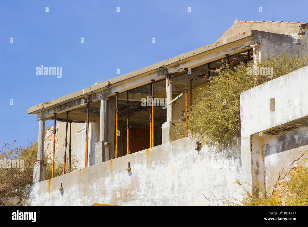 Un toit en béton réappliqué sur un bâtiment en émiettage soutenu par des accessoires télescopiques en vue de la restauration. Banque D'Images