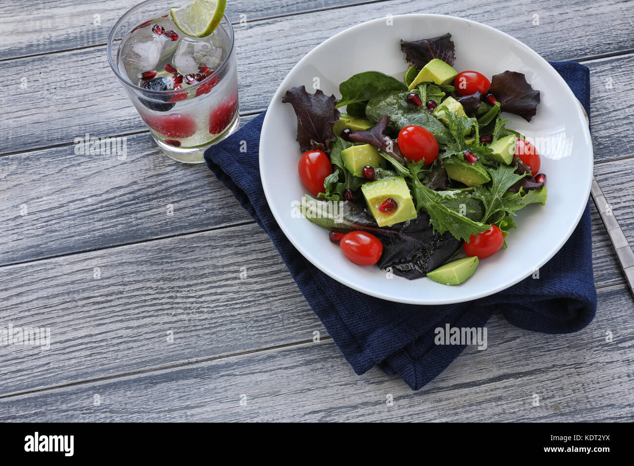 Avec bébé salade de laitue, tomate et d'avocat dans un bol blanc Banque D'Images