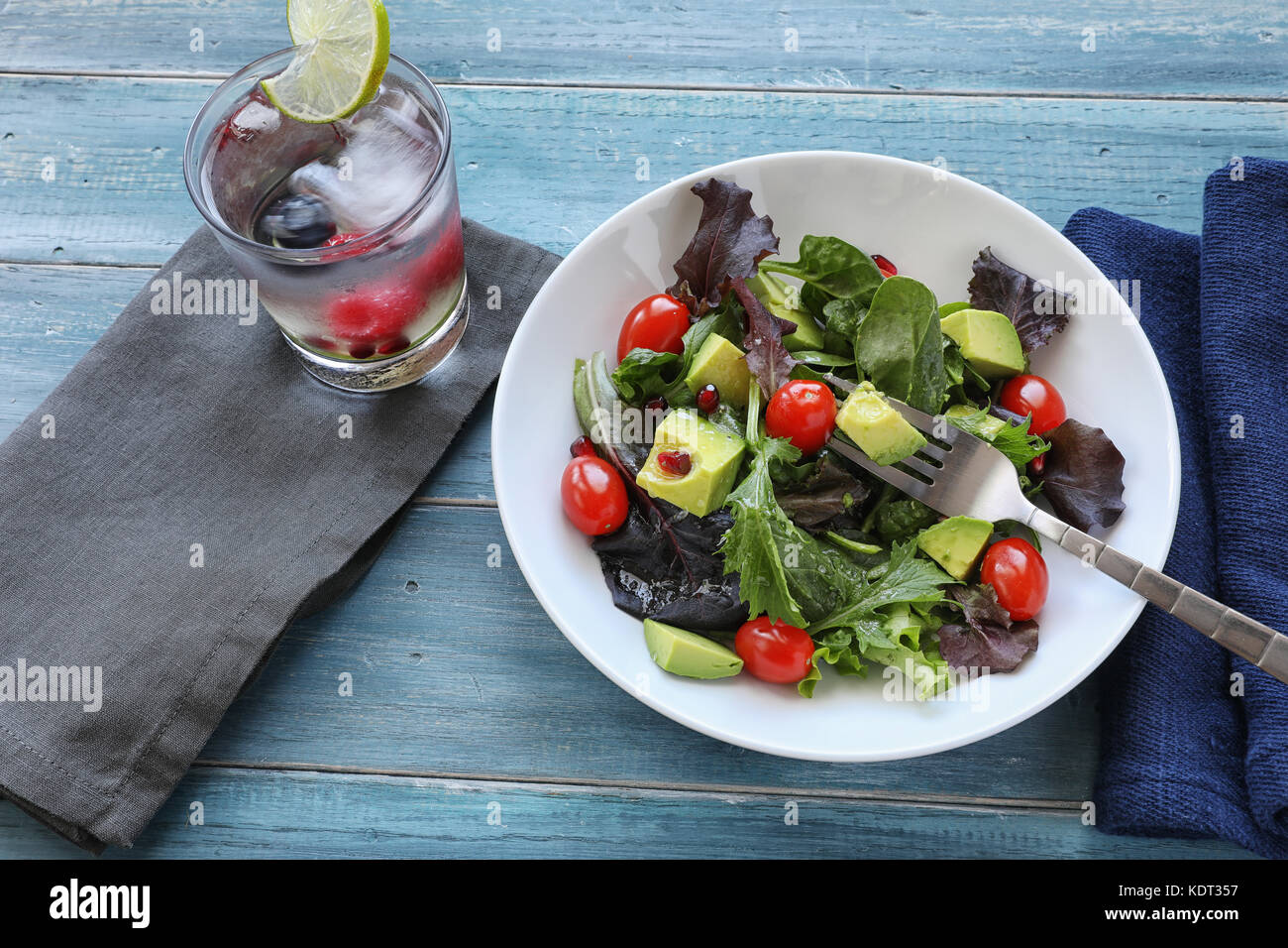 Avec bébé salade de laitue, tomate et d'avocat dans un bol blanc Banque D'Images