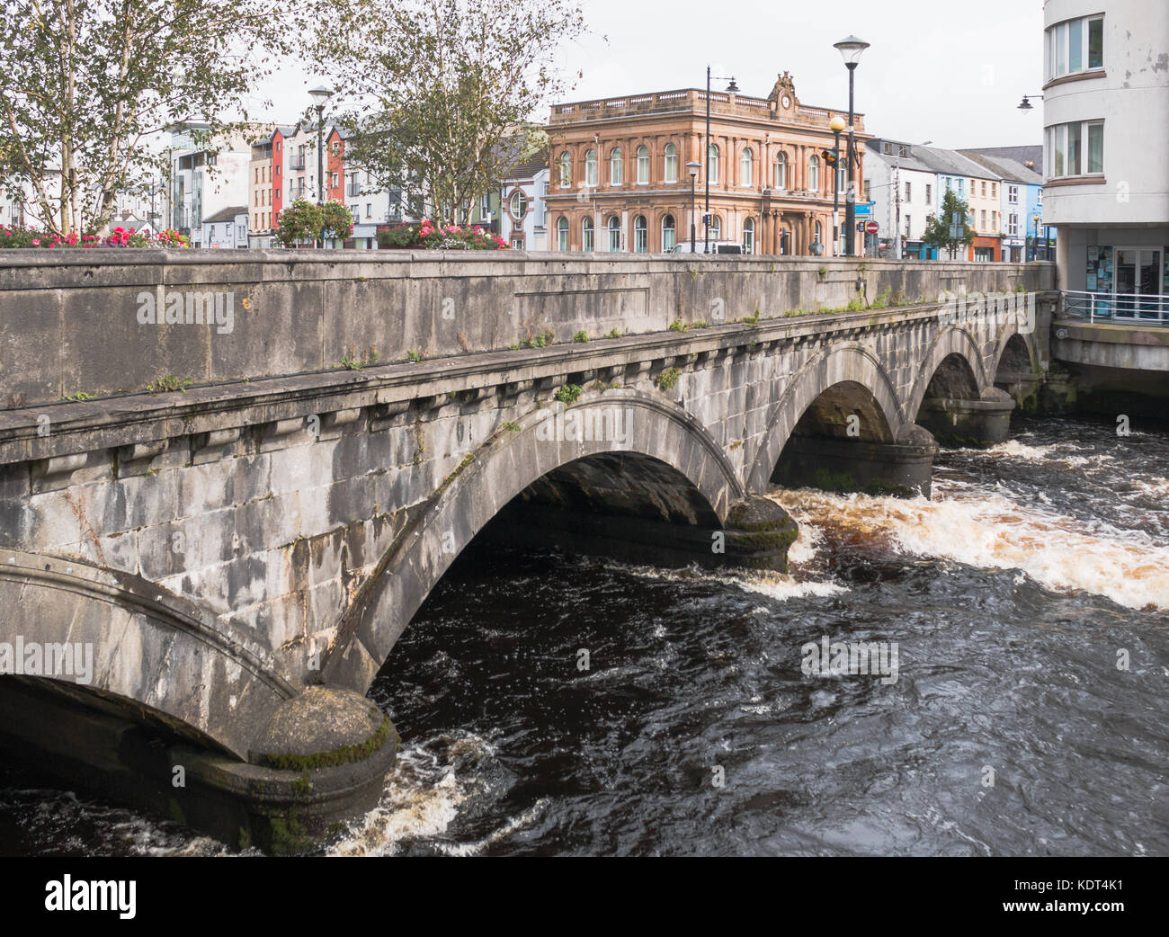 La rivière Garavogue coule sous Hyde Bridge, Sligo, Irlande Banque D'Images