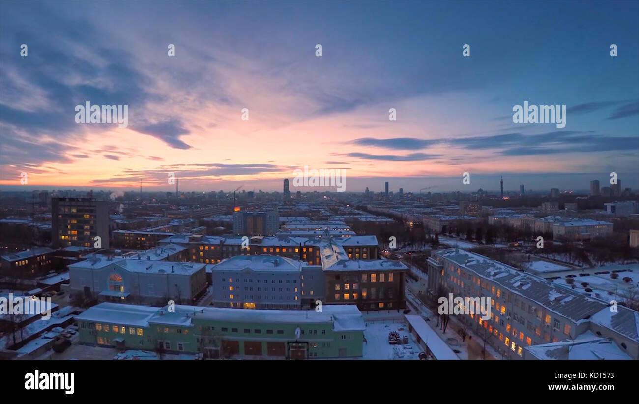 Ville du soir en hiver timelapse. Ville en soirée en hiver depuis le timelapse du toit. Vue panoramique sur la ville et les toits sous la neige, timelapse. Lumières de la ville de nuit de rue Banque D'Images