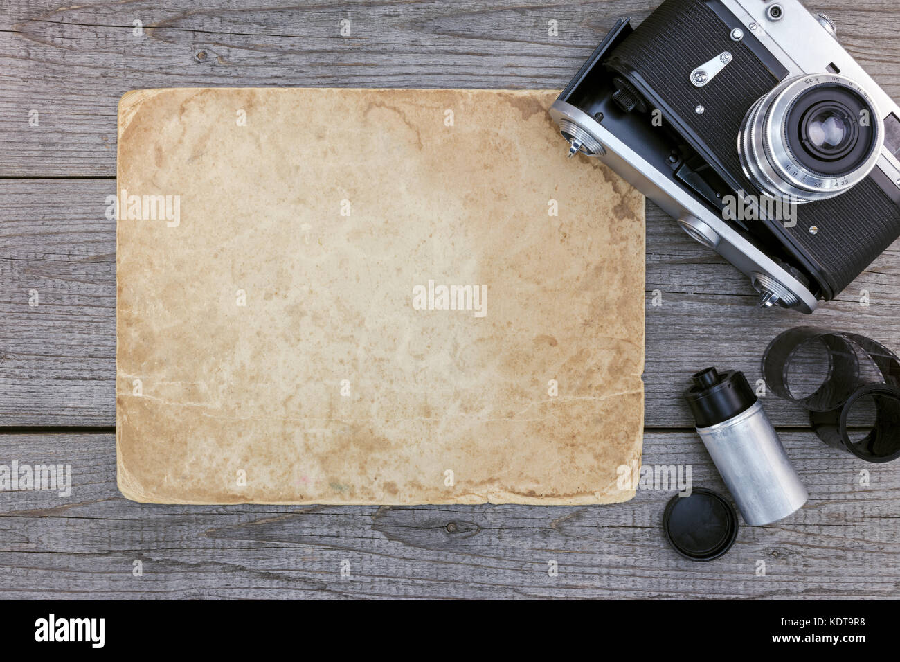 Appareil photo rétro, de négatifs et de vieux papier brun gris sur l' affichage de table en bois Banque D'Images