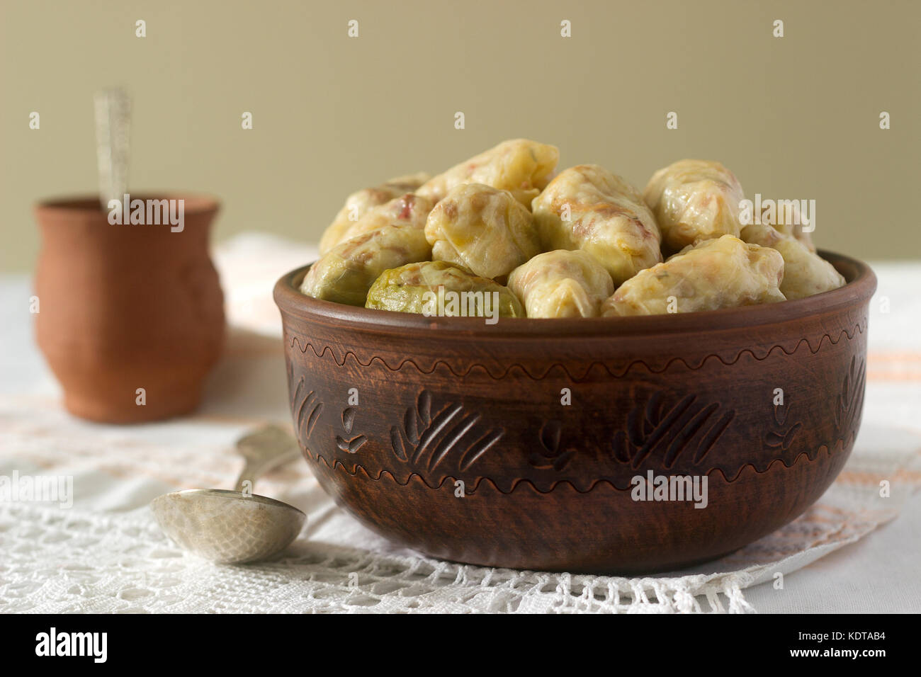 Feuilles de chou farcies avec de la viande, du riz et des légumes. dolma, Sarma, sarmale, golubtsy ou golabki. selective focus Banque D'Images