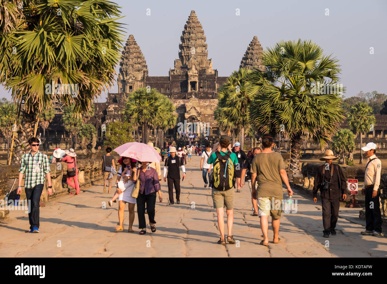 Les personnes qui désirent visiter Temple d'Angkor Wat au Cambodge Banque D'Images