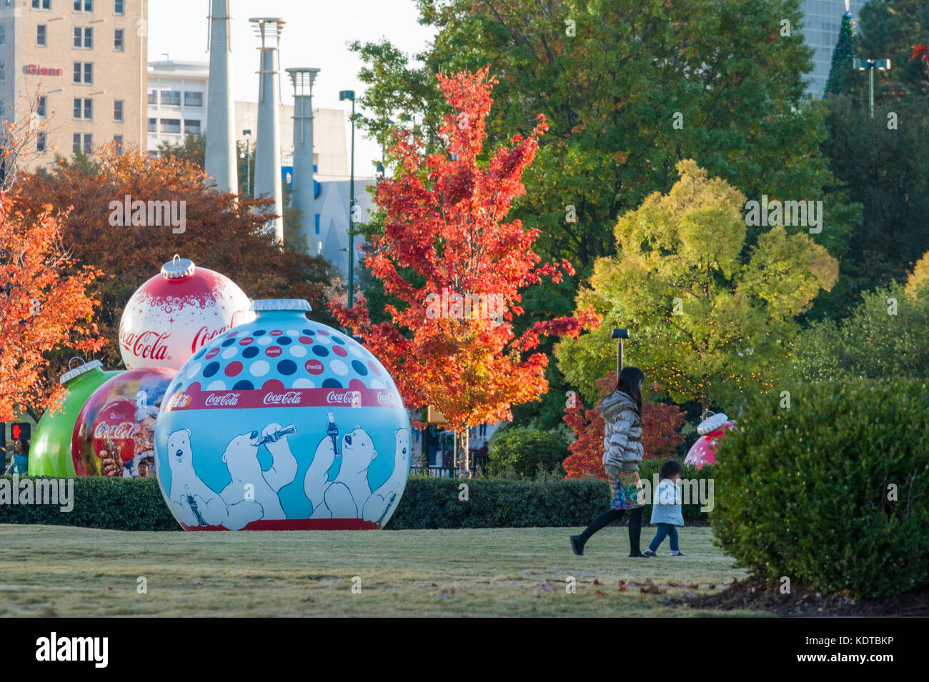 Atlanta, Géorgie, un coucher du soleil illumine les feuilles aux couleurs automnales dans le monde de Coca-Cola cour jouxtant le Centennial Olympic Park. (USA) Banque D'Images