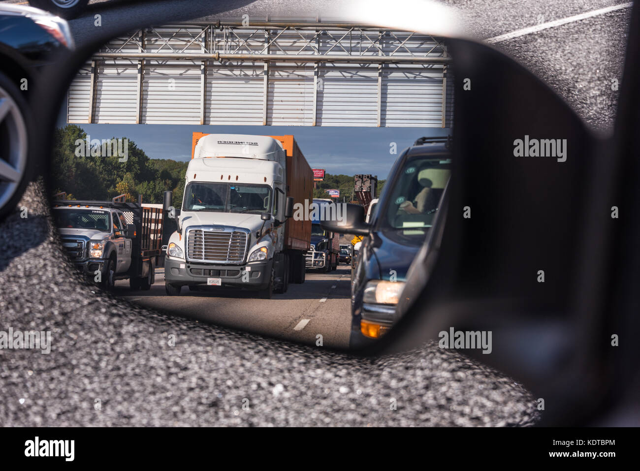 Le trafic lourd sur le côté miroir sur Atlanta, Georgia's i-285. (Usa) Banque D'Images