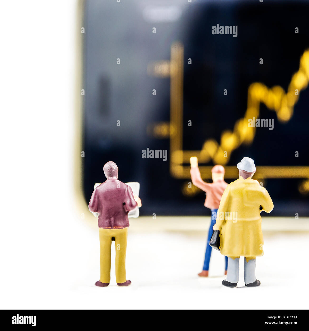 Concept d'affaires, gros plan de miniatures d'hommes debout devant l'écran avec un grand prix de l'action graphique du marché avec l'indicateur Banque D'Images