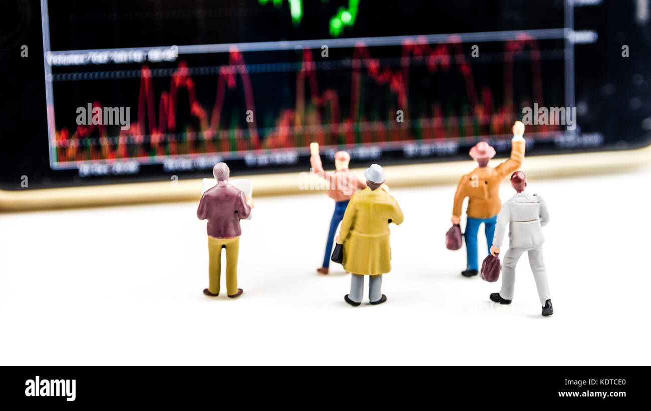 Concept d'affaires, gros plan de miniatures d'hommes debout devant l'écran avec un grand prix de l'action graphique du marché avec l'indicateur Banque D'Images