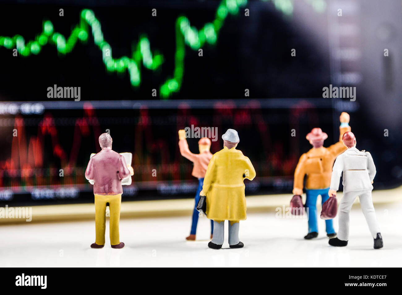 Concept d'affaires, gros plan de miniatures d'hommes debout devant l'écran avec un grand prix de l'action graphique du marché avec l'indicateur Banque D'Images