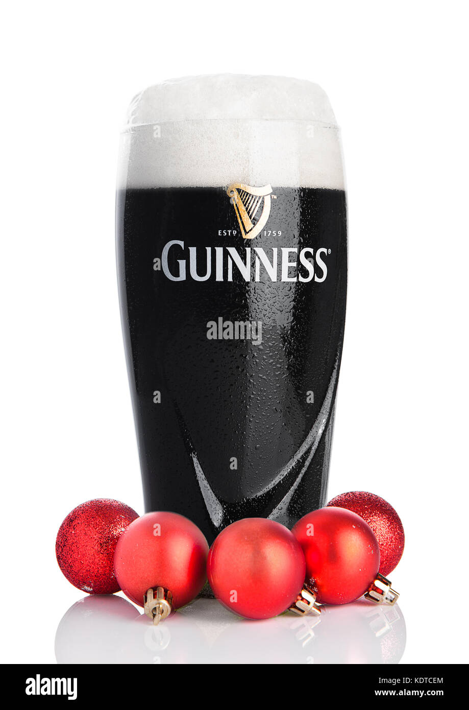 Londres, Royaume-Uni - Octobre 14, 2017 : le verre de Guinness bière  originale sur fond blanc avec des boules de décoration de Noël bière  Guinness. a été produit tr Photo Stock - Alamy