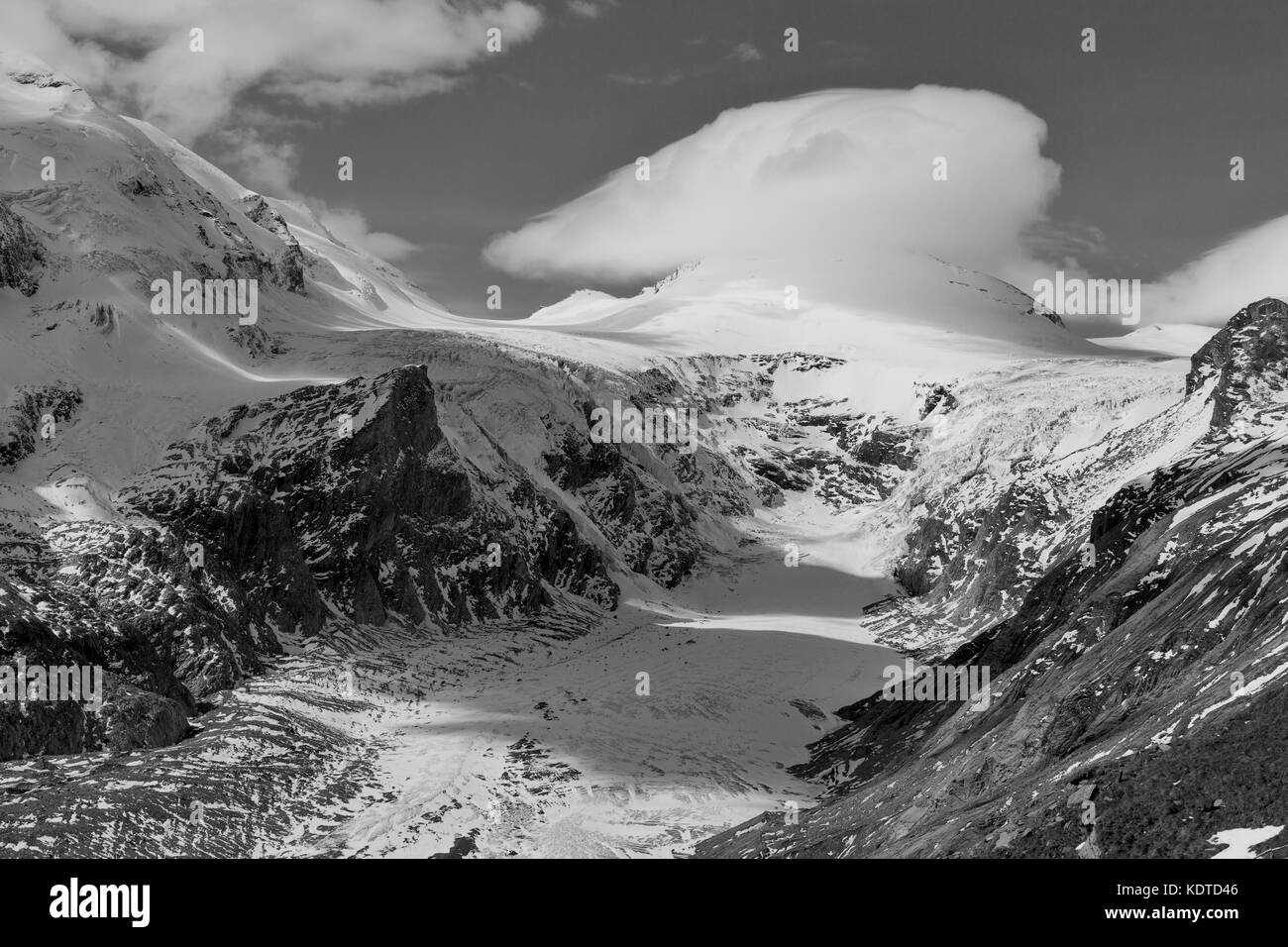 Paysage de montagne sur Kaiser Franz Josef Glacier. grossglockner high alpine road à alpes autrichiennes. noir et blanc. Banque D'Images