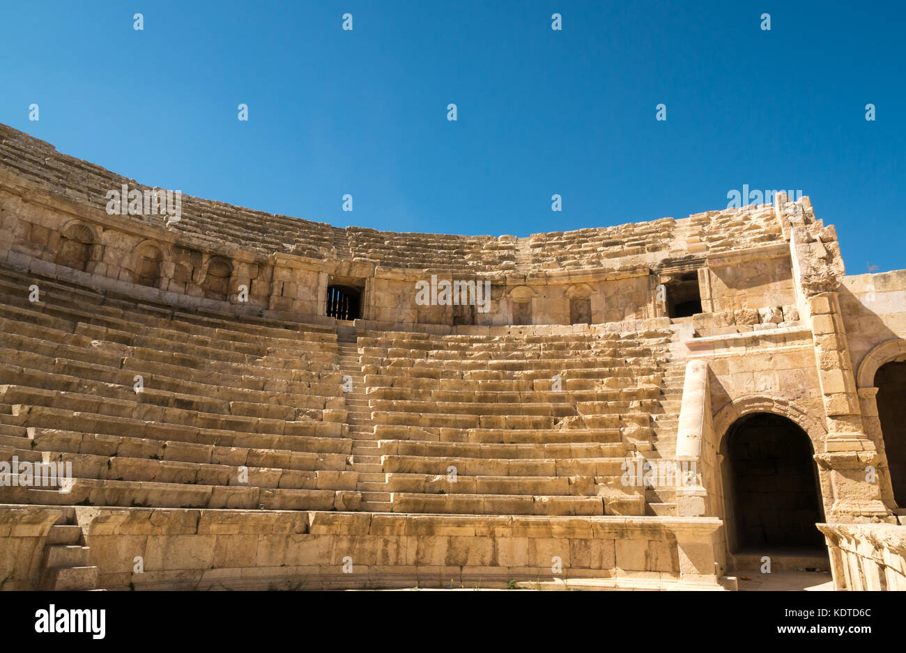 Coin et pas de ci-dessous dans le Nord de l'amphithéâtre du théâtre, la ville romaine de Jerash, Gérasa antique, un site archéologique, Jordanie, Moyen-Orient Banque D'Images