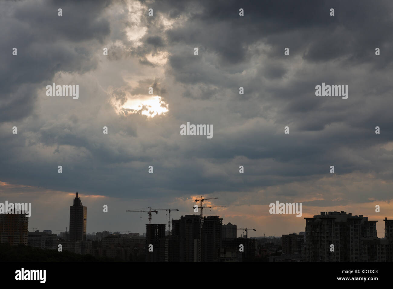 Plus de gratte-ciel coucher de soleil spectaculaire urbain Banque D'Images