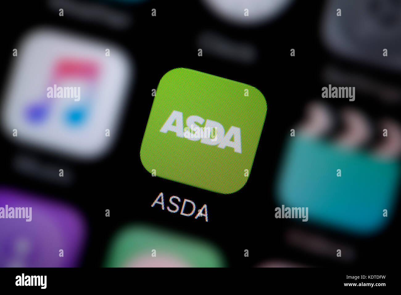 Un gros plan sur le logo représentant l'icône de l'Asda, comme on le voit sur l'écran d'un téléphone intelligent (usage éditorial uniquement) Banque D'Images