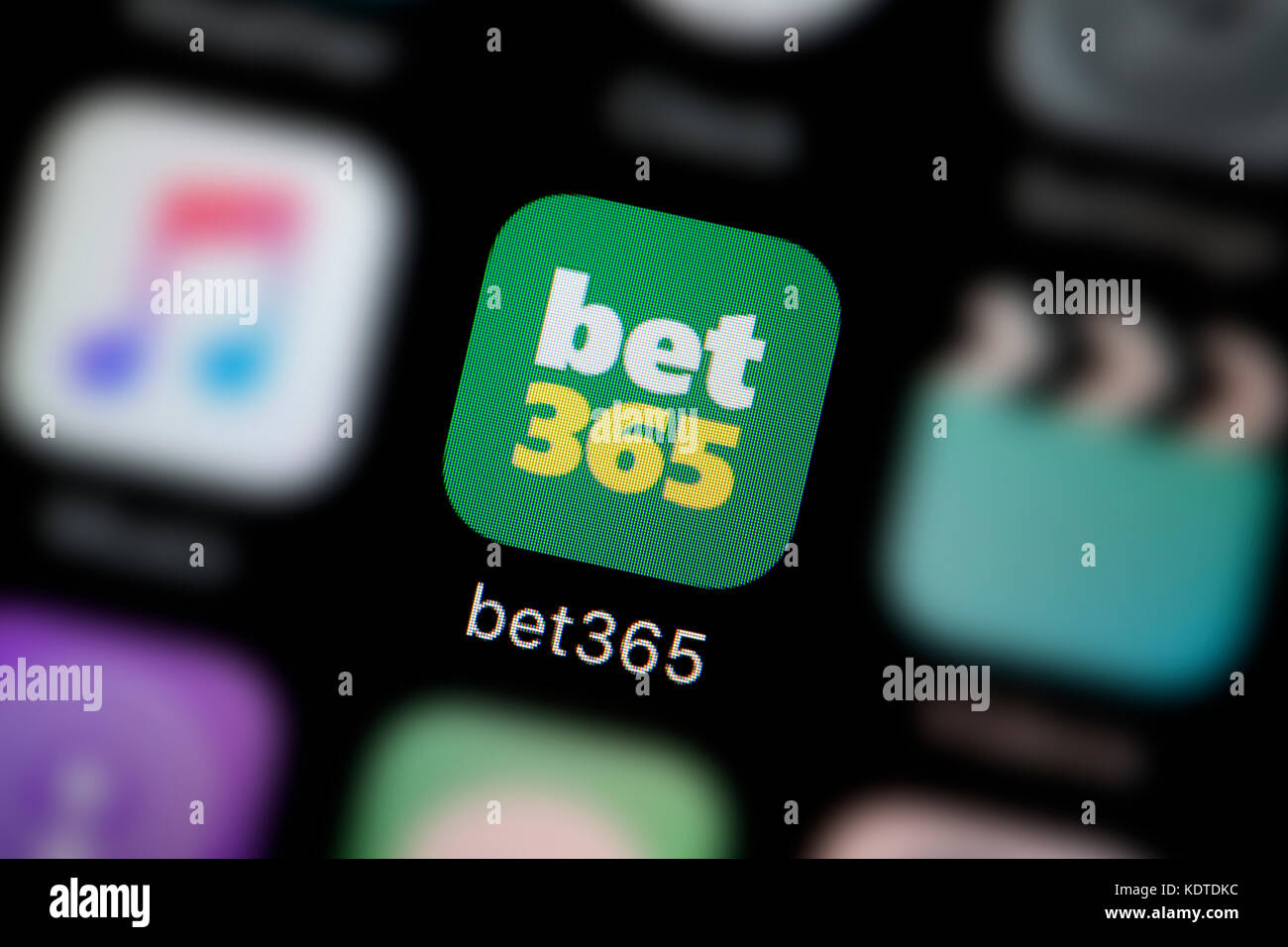 Un gros plan sur le logo représentant l'icône de l'application Bet365, comme on le voit sur l'écran d'un téléphone intelligent (usage éditorial uniquement) Banque D'Images