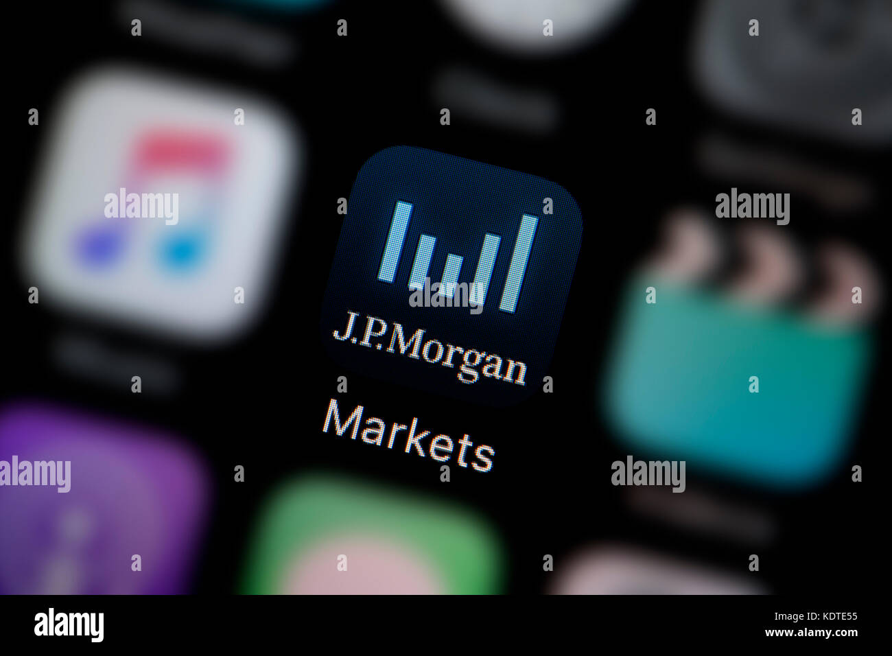 Un gros plan sur le logo représentant l'icône de l'application des marchés de JP Morgan, comme on le voit sur l'écran d'un téléphone intelligent (usage éditorial uniquement) Banque D'Images
