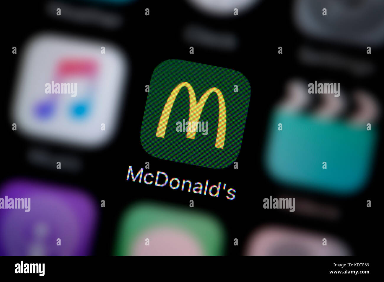 Un gros plan sur le logo représentant l'icône de l'application McDonald's, comme on le voit sur l'écran d'un téléphone intelligent (usage éditorial uniquement) Banque D'Images