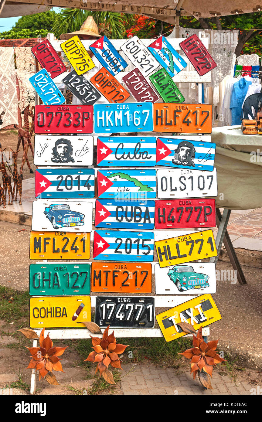 Des plaques minéralogiques de souvenirs de Cuba, Varadero, Cuba, 16 juin ,2015, des plaques minéralogiques au marché cubain, une partie de la gamme limitée de souvenir Banque D'Images