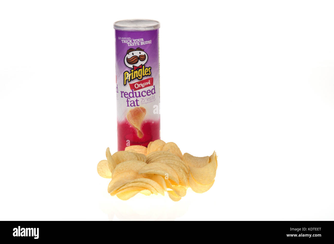 Tube ouvert de croustilles Pringles réduite en matières grasses avec des chips sur fond blanc découper USA Banque D'Images