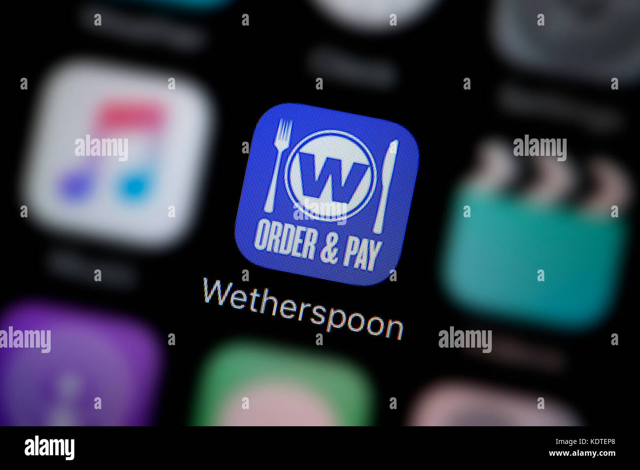 Un gros plan sur le logo représentant l'ordre Wetherspoon et icône de l'application de paye, comme on le voit sur l'écran d'un téléphone intelligent (usage éditorial uniquement) Banque D'Images