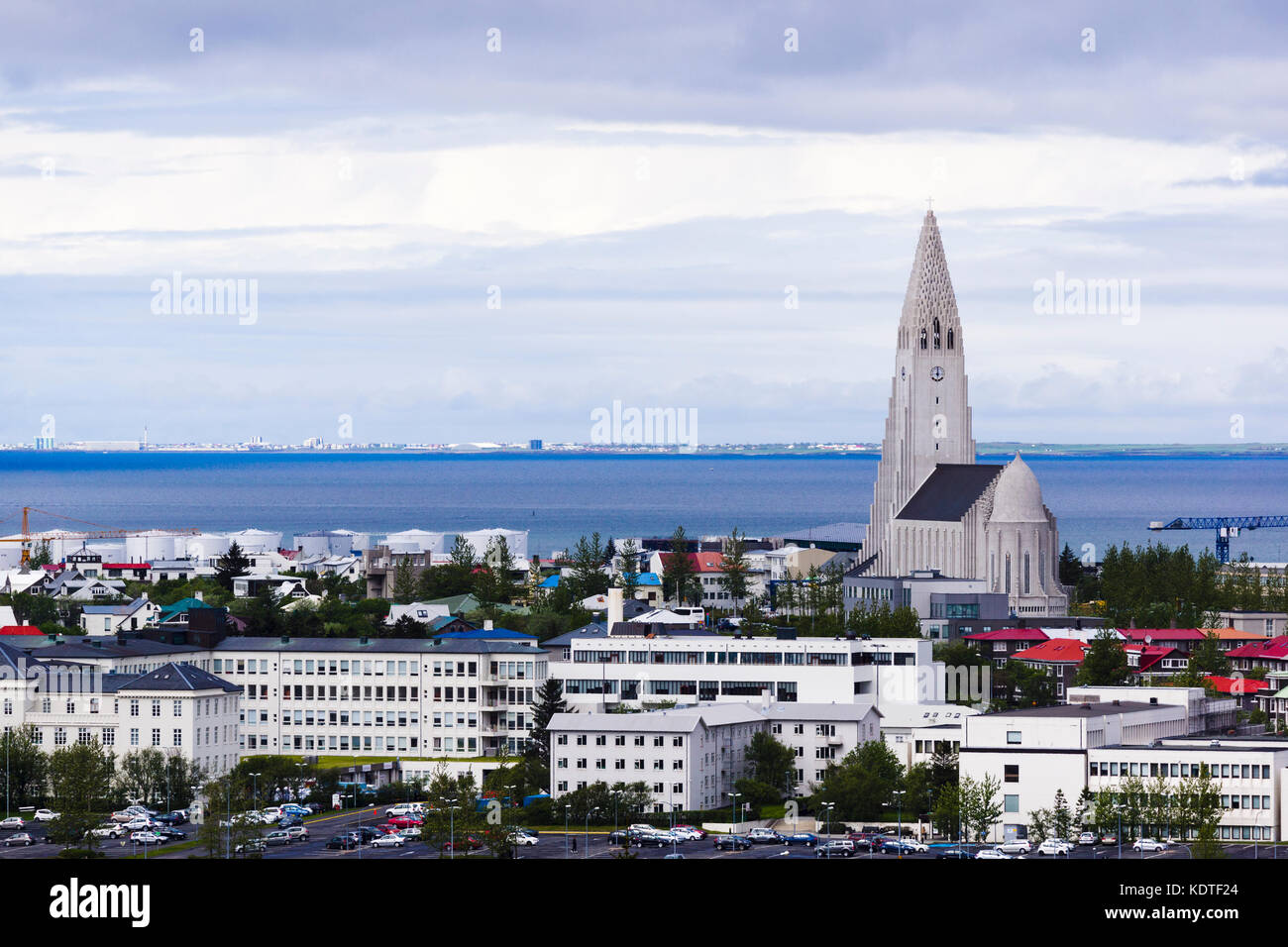 Vue sur l'église Hallgrímskirkja depuis la terrasse d'observation de Perlan. Reykjavík, Islande. Banque D'Images