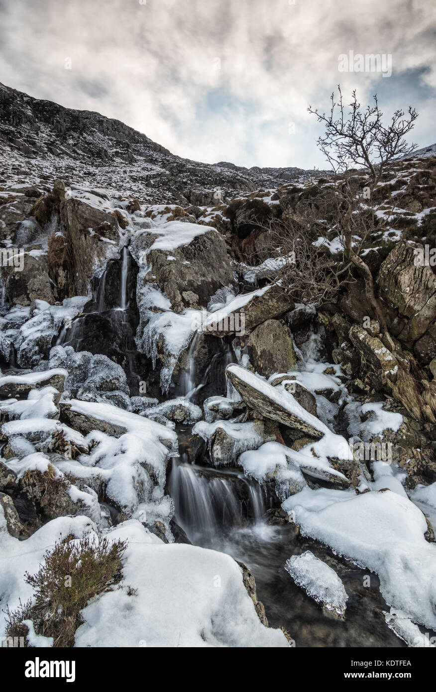 Paysage enneigé tourné de Llyn Ogwen Tryfan de. Ogwen, Pays de Galles, Royaume-Uni Banque D'Images