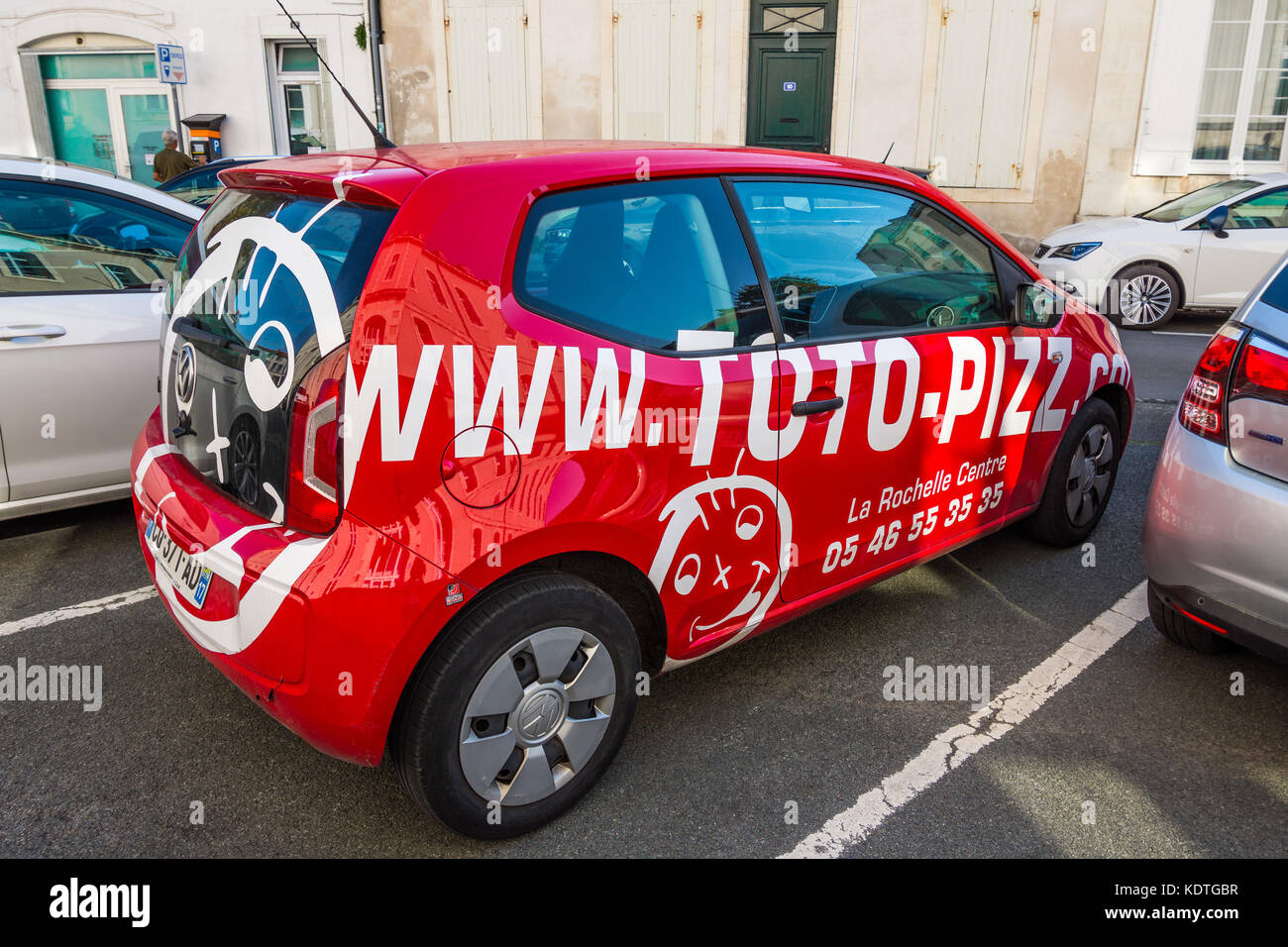 Toto-pizza publicité sur voiture Volkswagen Polo, la Rochelle, France. Banque D'Images