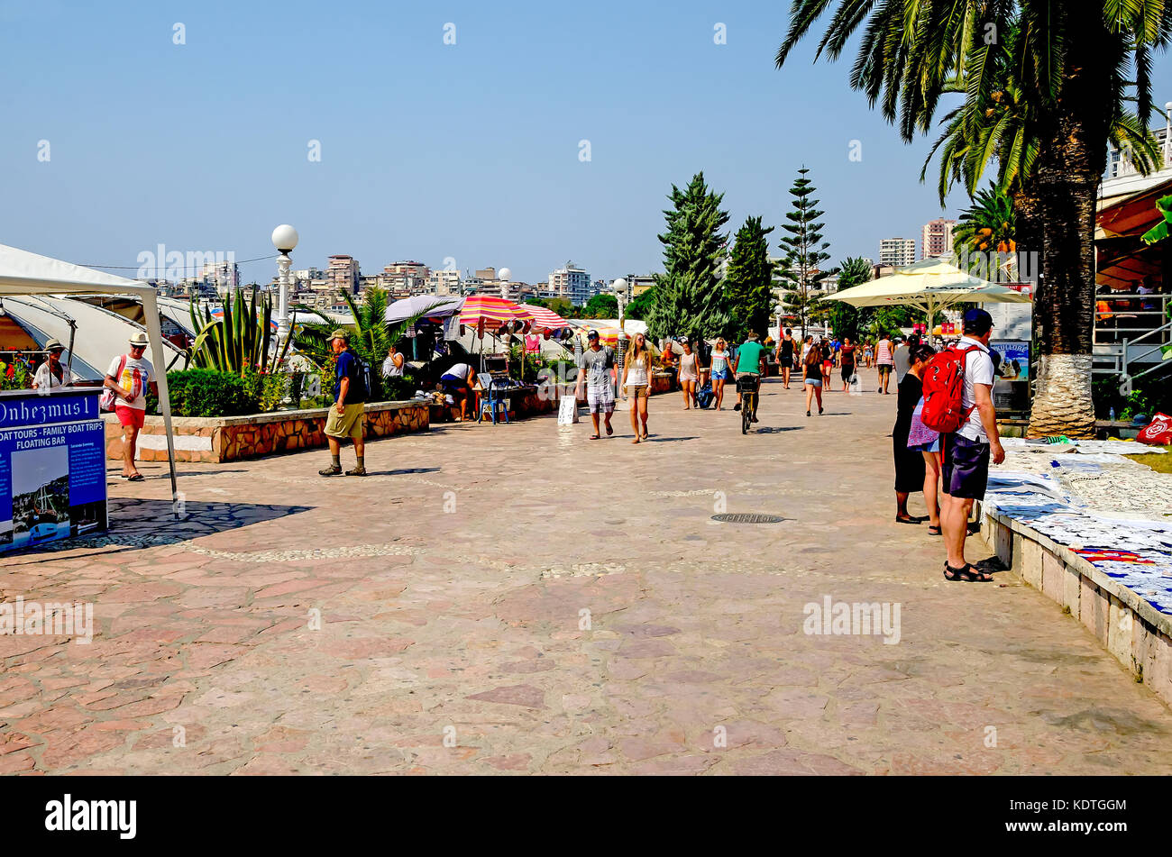 Promenade en bord de mer avec parasols, Saranda, Sarande, Vlora, comté de l'Albanie. Banque D'Images