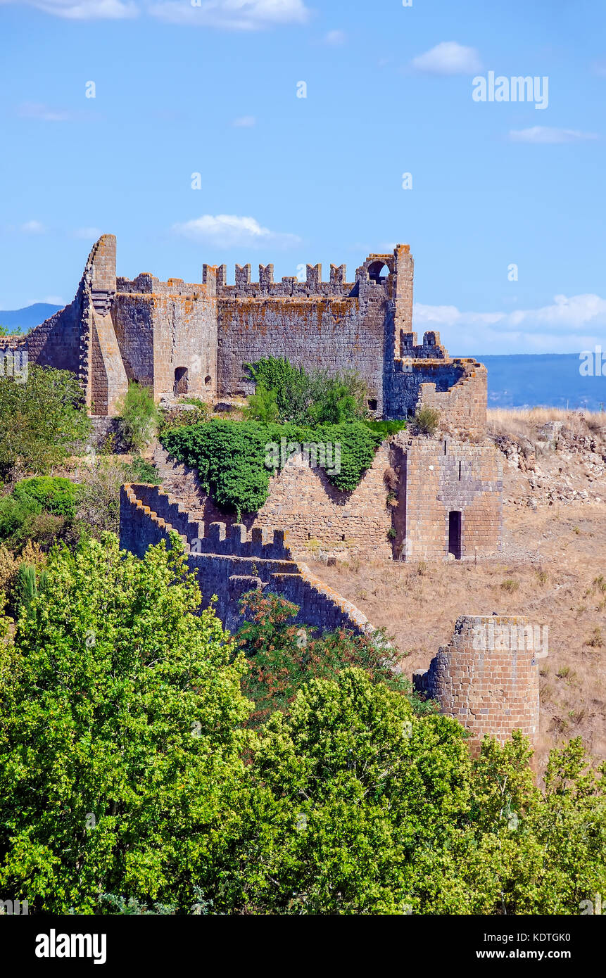 Ruines du château 1253-1263 Rivellino, Tuscania, Province de Viterbe, Latium, Italie. Banque D'Images