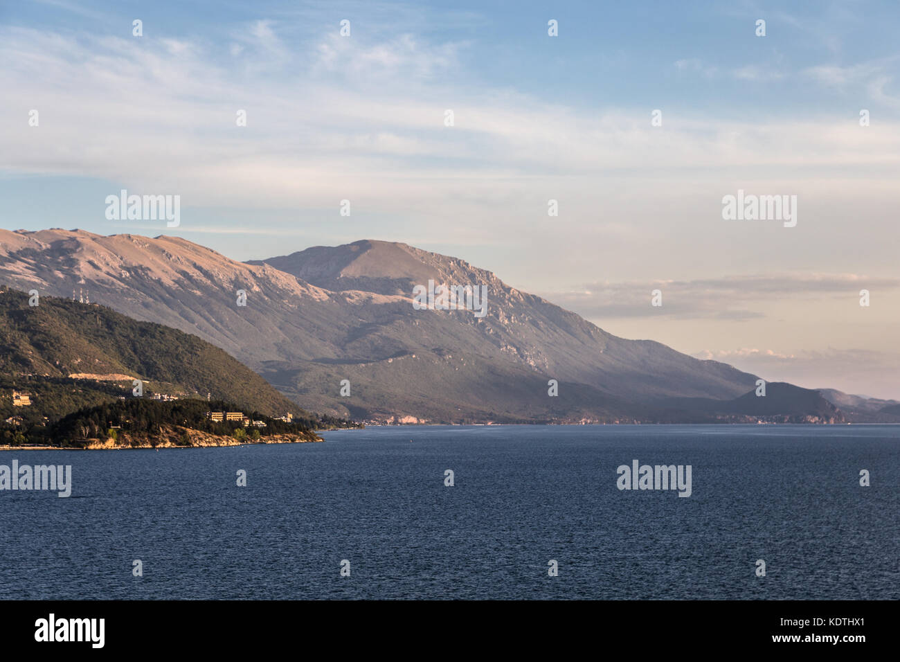 Coucher du soleil sur le lac d'Orhid à Ohrid, une célèbre destination de voyage en Macédoine dans les Balkans, Europe Banque D'Images