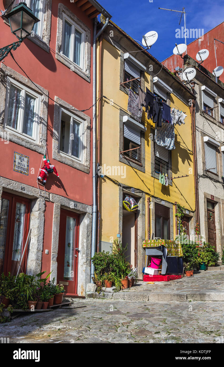Maisons sur une rue étroite dans le quartier de Ribeira dans la vieille partie de Porto sur la péninsule ibérique, deuxième plus grande ville du Portugal Banque D'Images