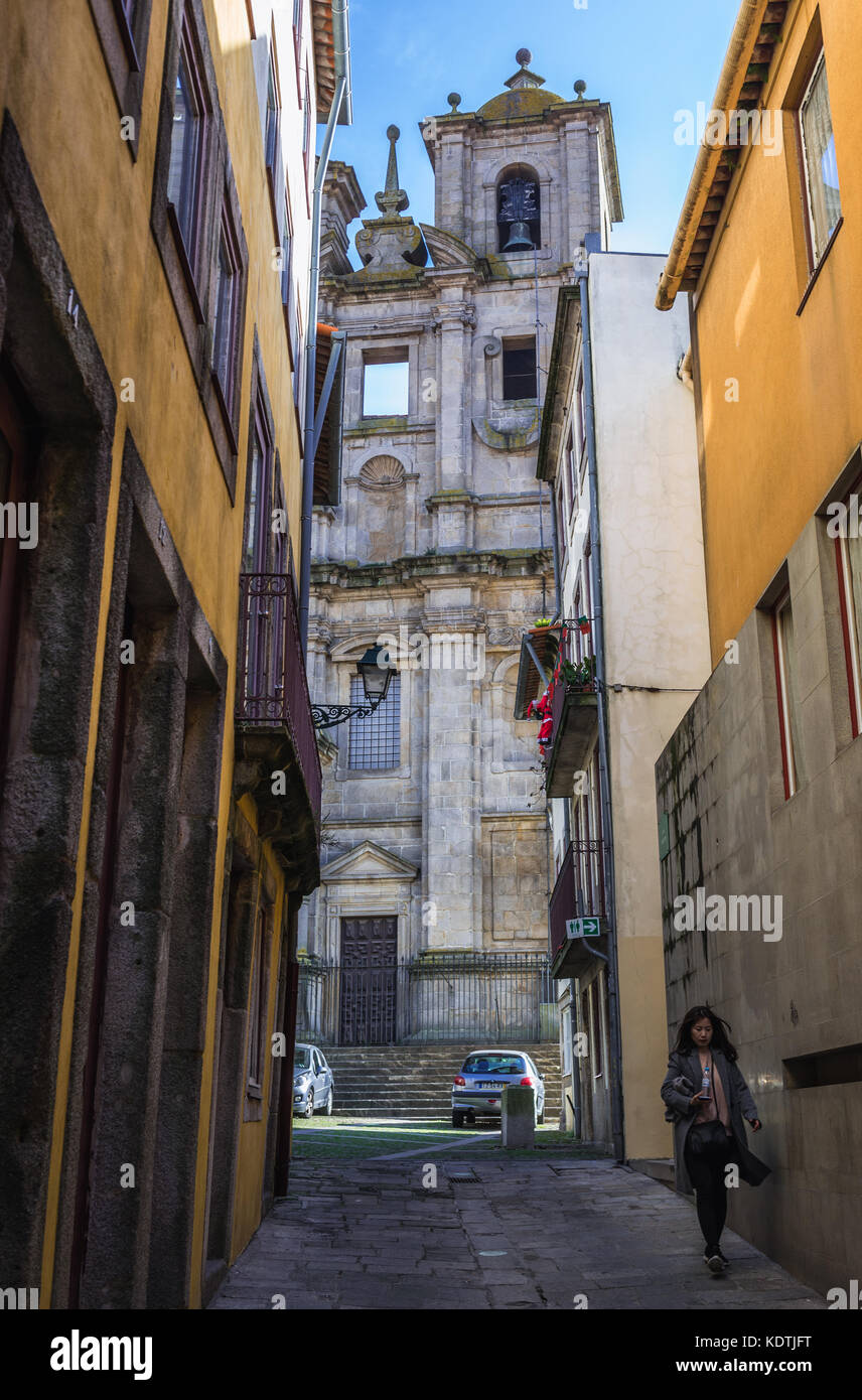 Rue étroite dans le quartier de Ribeira dans la vieille ville de Porto sur la péninsule ibérique, deuxième plus grande ville au Portugal Banque D'Images