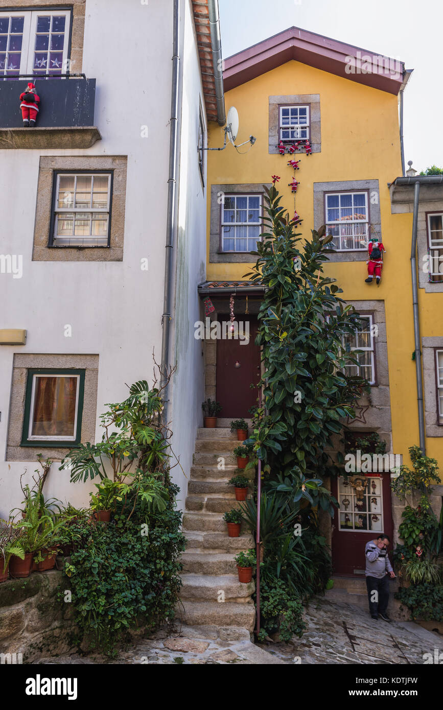 Les bâtiments résidentiels sur ruelle de quartier de Ribeira en vieille-ville de Porto sur la péninsule ibérique, deuxième plus grande ville du Portugal Banque D'Images