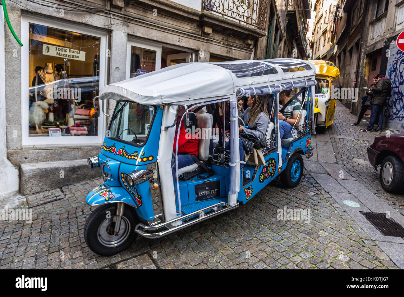 Véhicule Tuk Tour dans une rue étroite dans le quartier de Ribeira dans la vieille partie de Porto sur la péninsule ibérique, deuxième plus grande ville du Portugal Banque D'Images