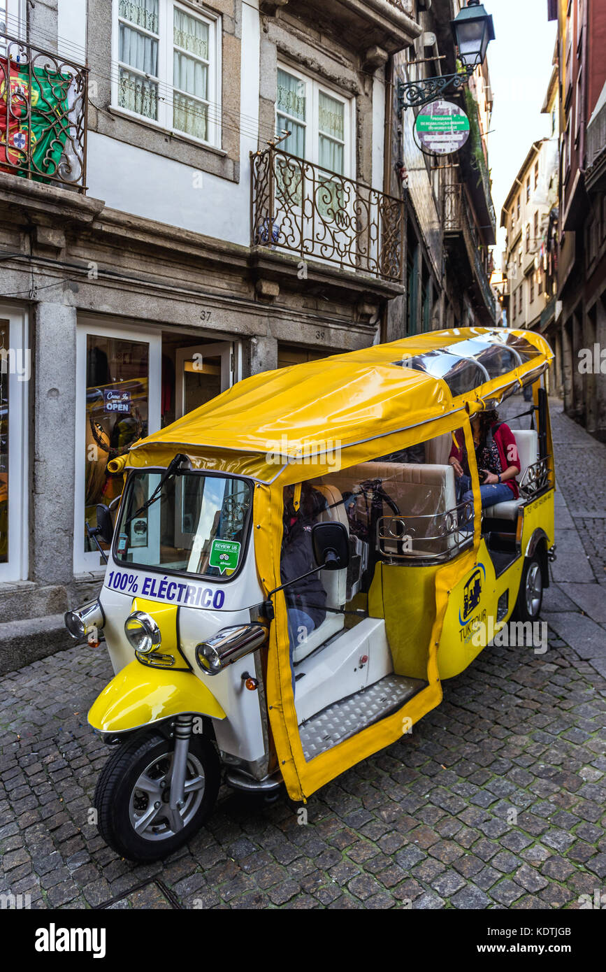 Véhicule Tuk Tour dans une rue étroite dans le quartier de Ribeira dans la vieille partie de Porto sur la péninsule ibérique, deuxième plus grande ville du Portugal Banque D'Images