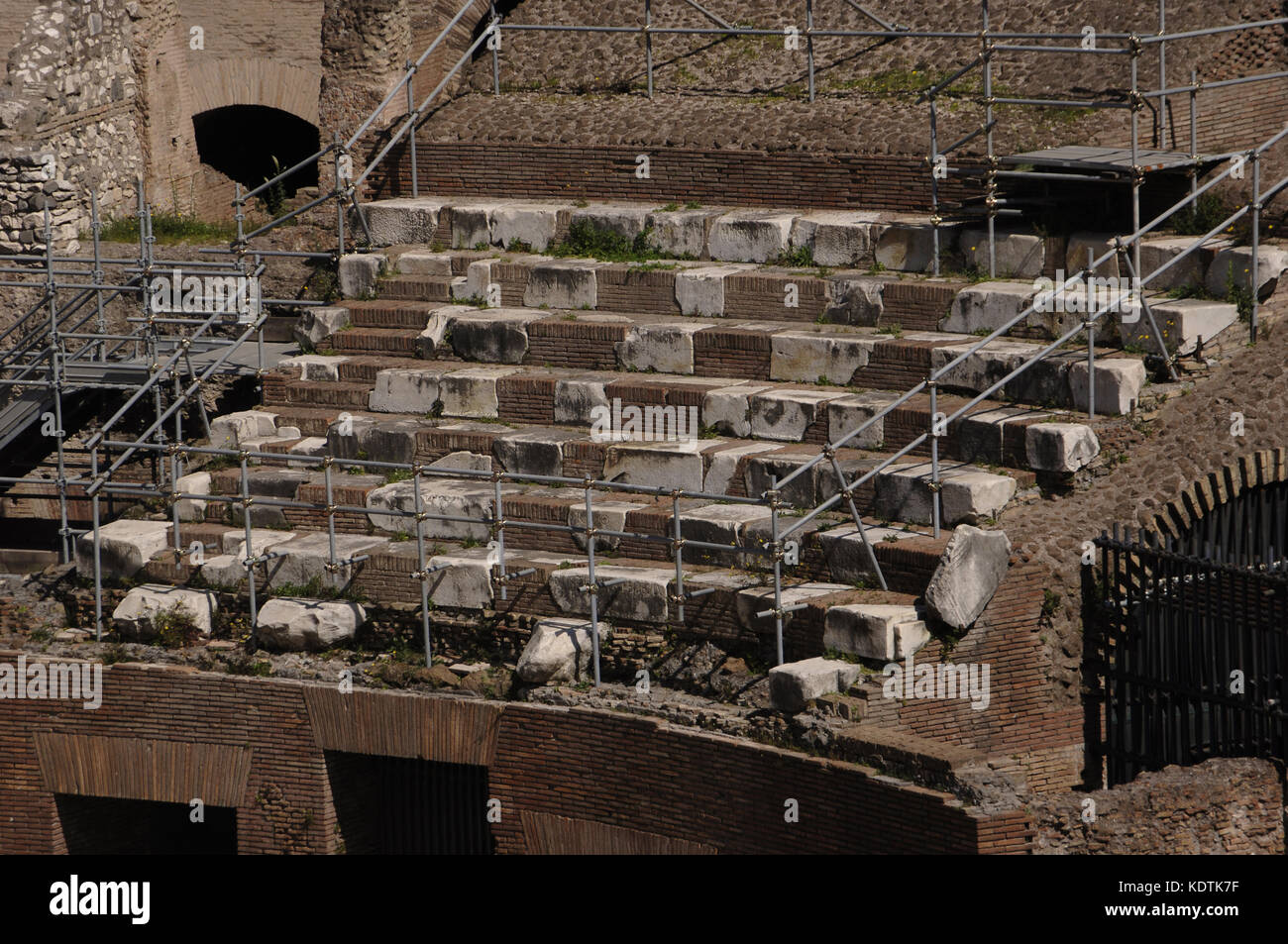 L'Italie, Rome. flavian amphitheater ou Colisée. période romaine. Construit en 70-80 EC. dynastie des Flaviens. intérieur. terrasses. détail. Banque D'Images
